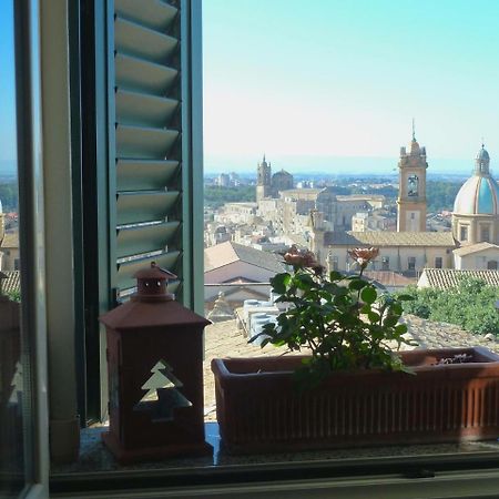 كالتاجيروني Casa Tipica Siciliana Patronale Home Bedandbreakfast Tremetrisoprailcielo Camere Con Vista, Colazione Interna In Terrazzo Panoramico المظهر الخارجي الصورة