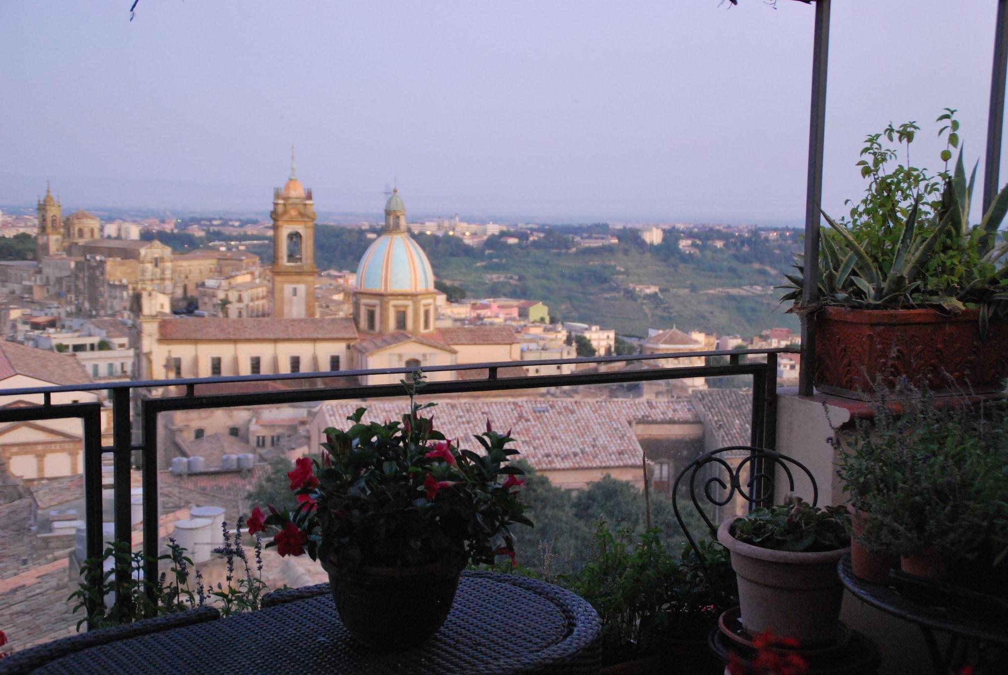كالتاجيروني Casa Tipica Siciliana Patronale Home Bedandbreakfast Tremetrisoprailcielo Camere Con Vista, Colazione Interna In Terrazzo Panoramico المظهر الخارجي الصورة