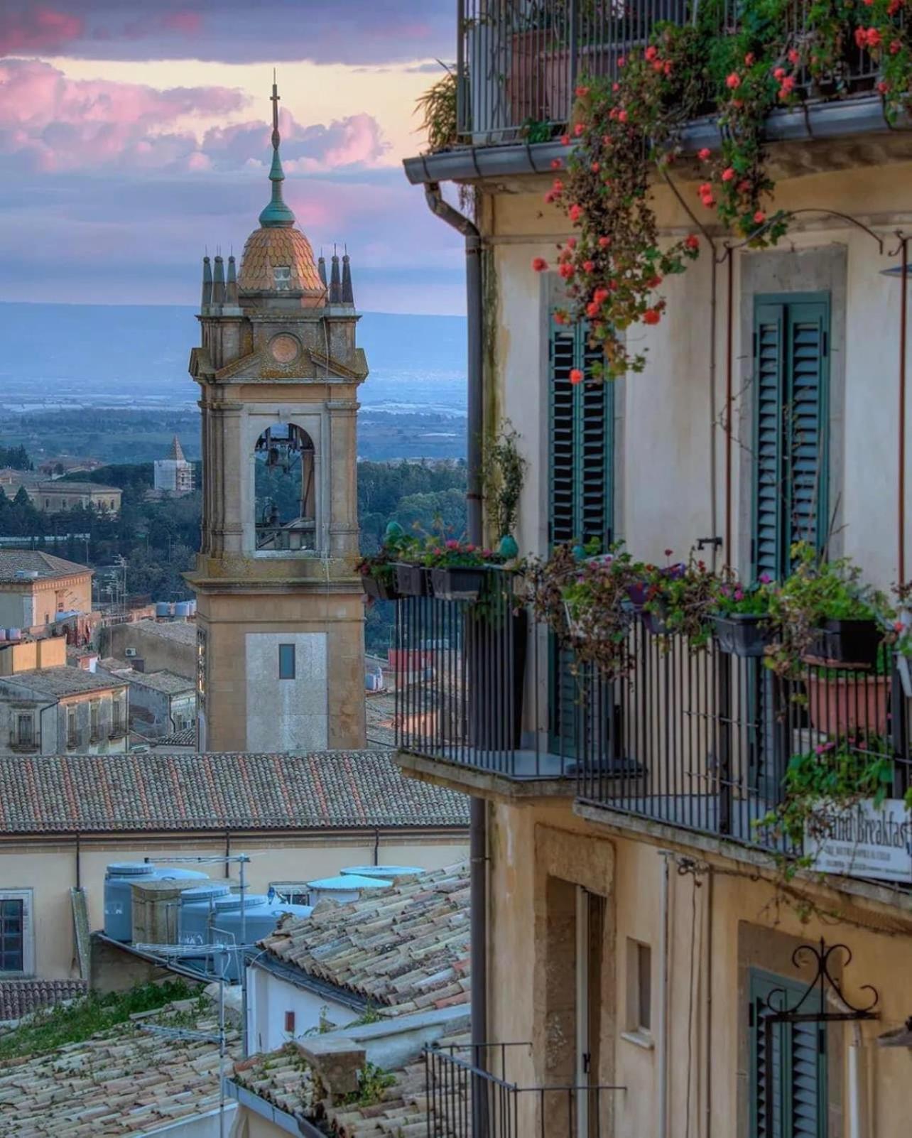 كالتاجيروني Casa Tipica Siciliana Patronale Home Bedandbreakfast Tremetrisoprailcielo Camere Con Vista, Colazione Interna In Terrazzo Panoramico المظهر الخارجي الصورة