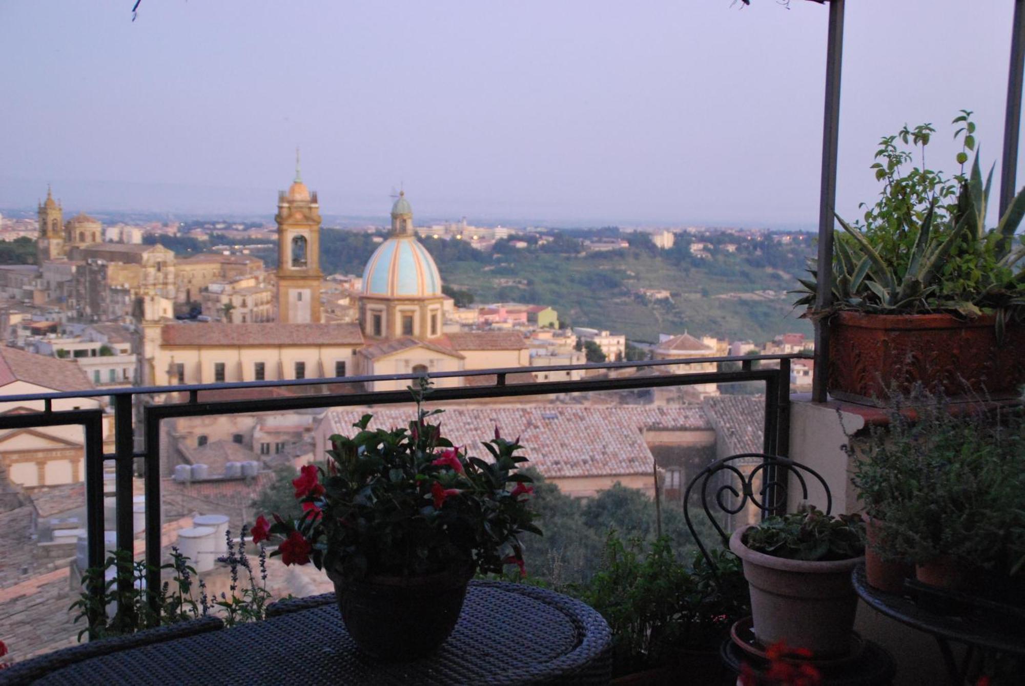 كالتاجيروني Casa Tipica Siciliana Patronale Home Bedandbreakfast Tremetrisoprailcielo Camere Con Vista, Colazione Interna In Terrazzo Panoramico المظهر الخارجي الصورة