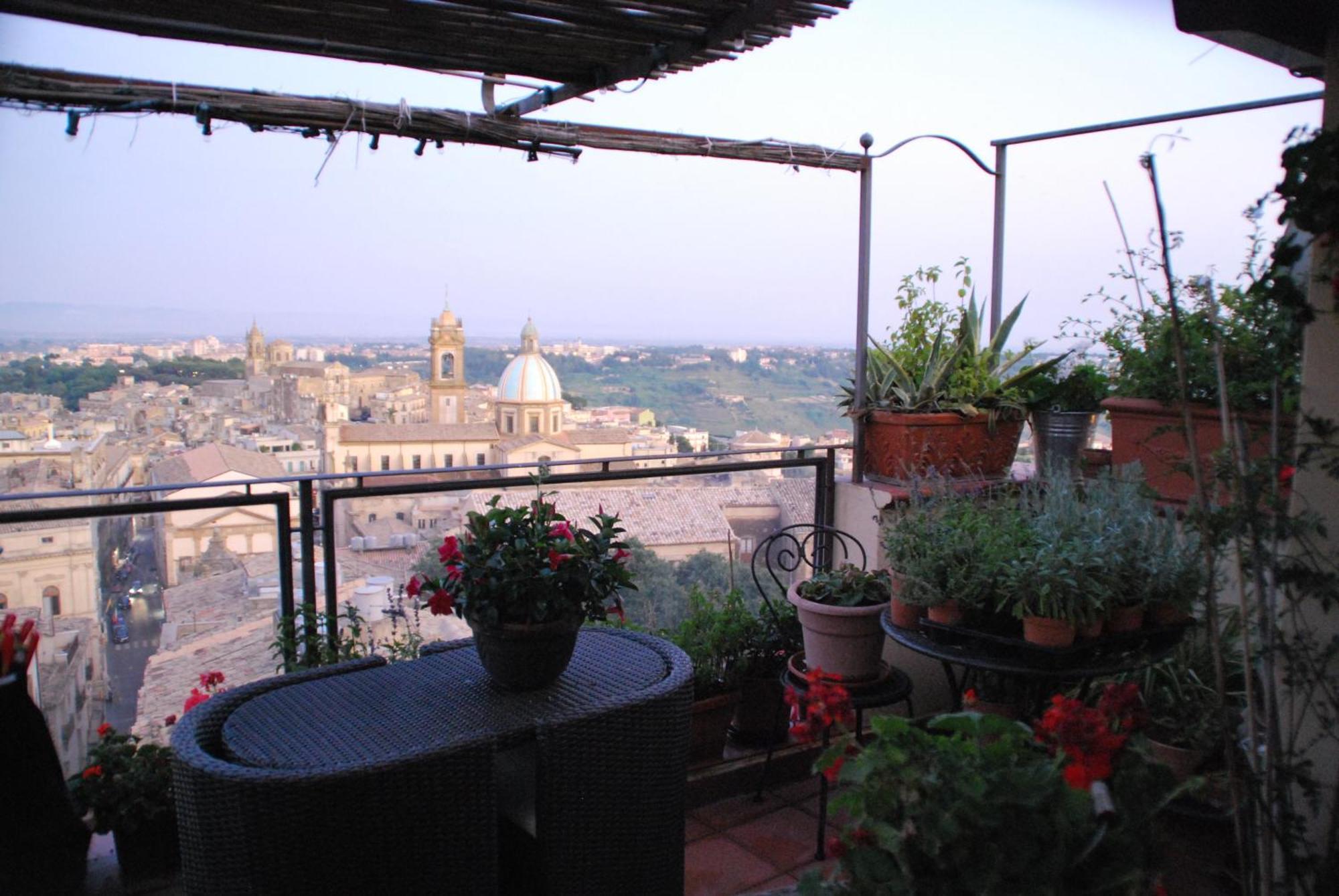 كالتاجيروني Casa Tipica Siciliana Patronale Home Bedandbreakfast Tremetrisoprailcielo Camere Con Vista, Colazione Interna In Terrazzo Panoramico المظهر الخارجي الصورة