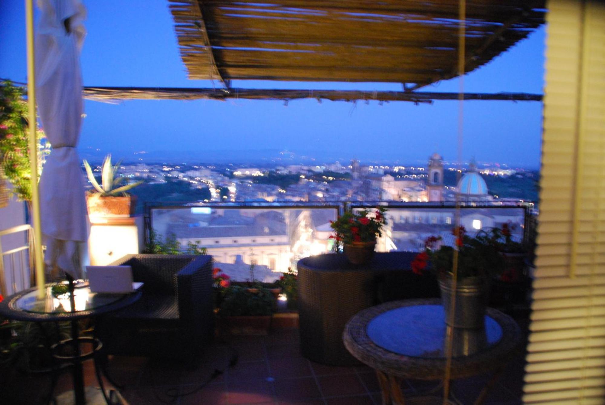 كالتاجيروني Casa Tipica Siciliana Patronale Home Bedandbreakfast Tremetrisoprailcielo Camere Con Vista, Colazione Interna In Terrazzo Panoramico المظهر الخارجي الصورة