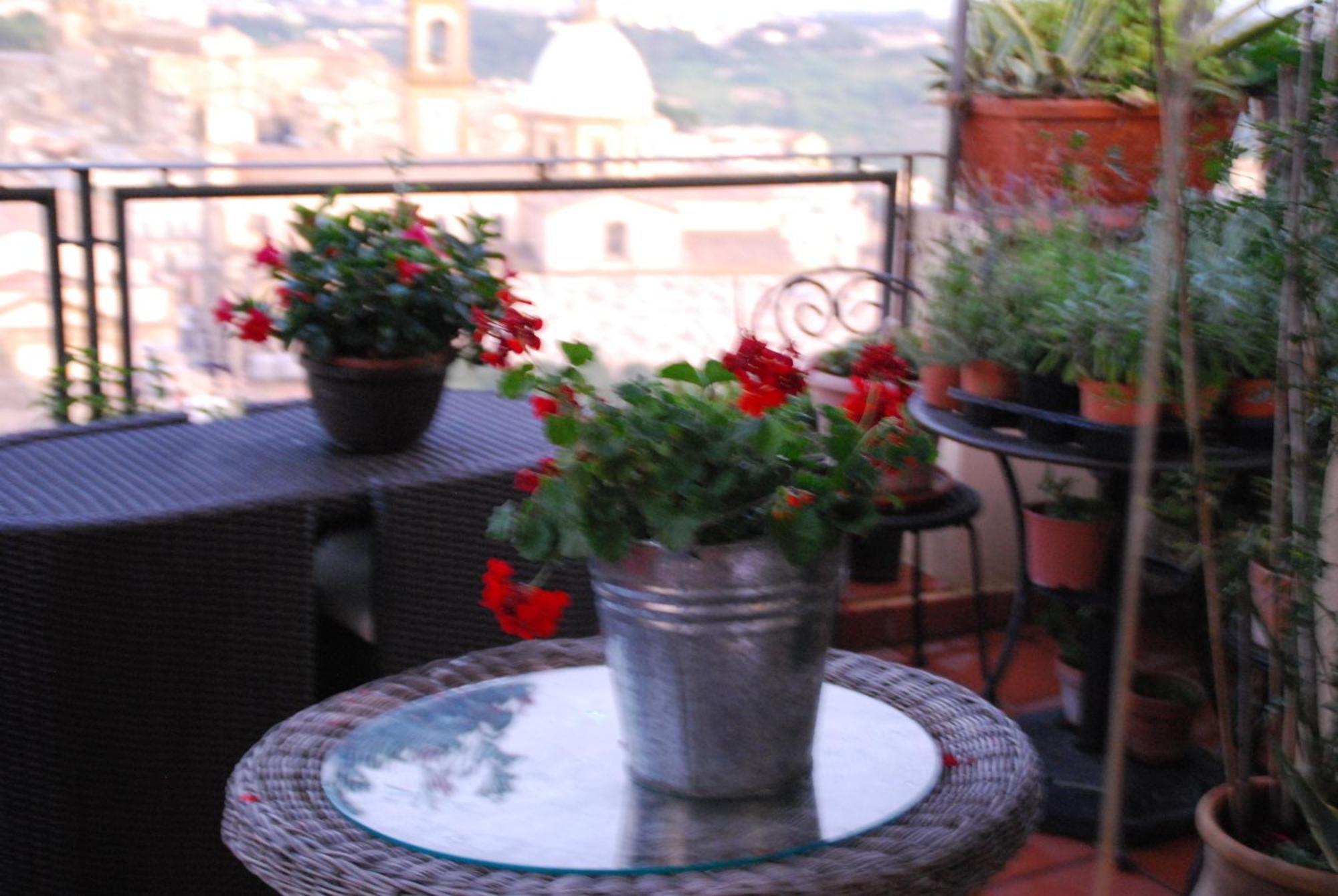 كالتاجيروني Casa Tipica Siciliana Patronale Home Bedandbreakfast Tremetrisoprailcielo Camere Con Vista, Colazione Interna In Terrazzo Panoramico المظهر الخارجي الصورة