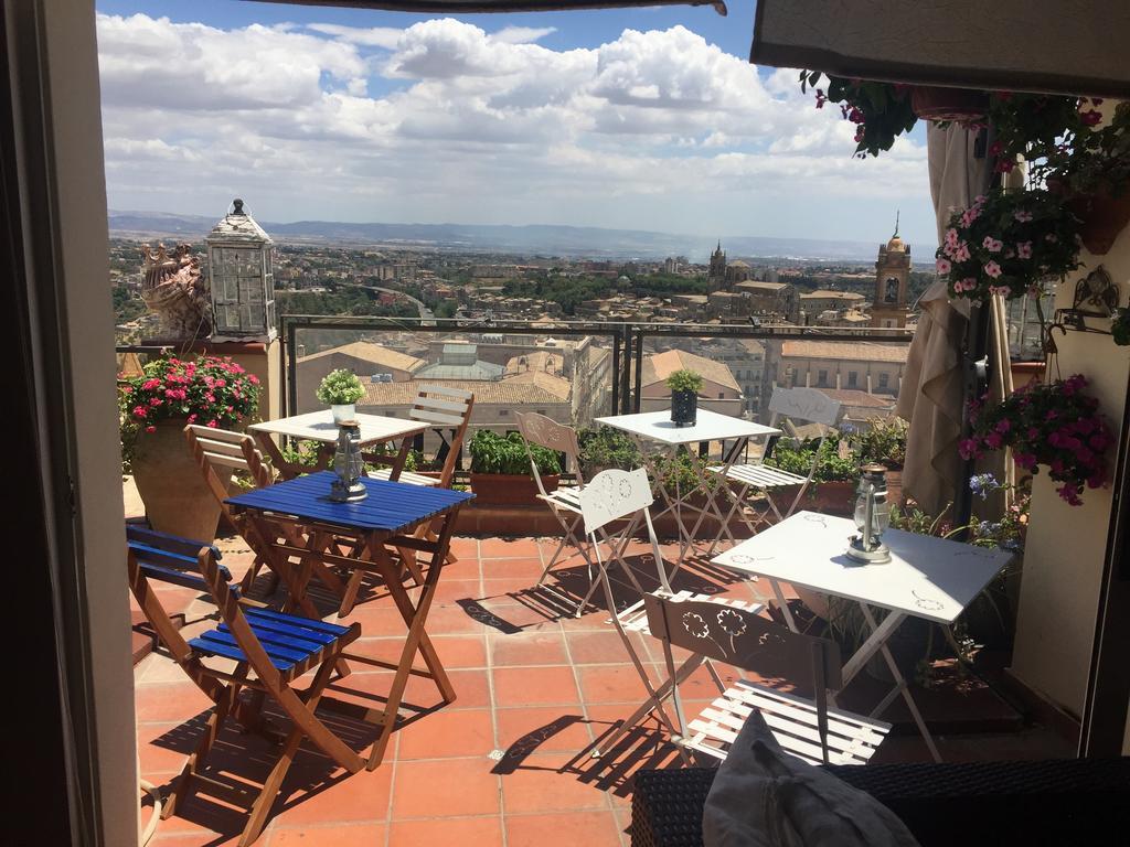 كالتاجيروني Casa Tipica Siciliana Patronale Home Bedandbreakfast Tremetrisoprailcielo Camere Con Vista, Colazione Interna In Terrazzo Panoramico المظهر الخارجي الصورة