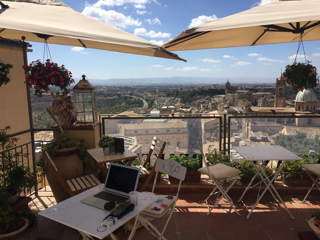 كالتاجيروني Casa Tipica Siciliana Patronale Home Bedandbreakfast Tremetrisoprailcielo Camere Con Vista, Colazione Interna In Terrazzo Panoramico المظهر الخارجي الصورة