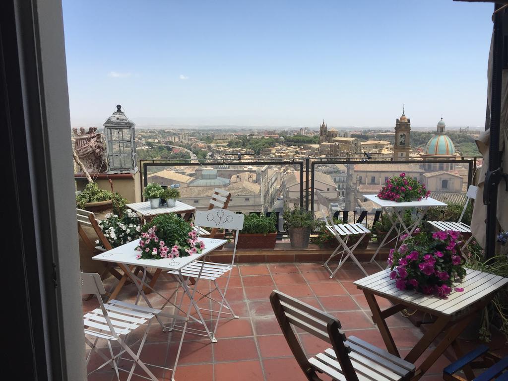 كالتاجيروني Casa Tipica Siciliana Patronale Home Bedandbreakfast Tremetrisoprailcielo Camere Con Vista, Colazione Interna In Terrazzo Panoramico المظهر الخارجي الصورة