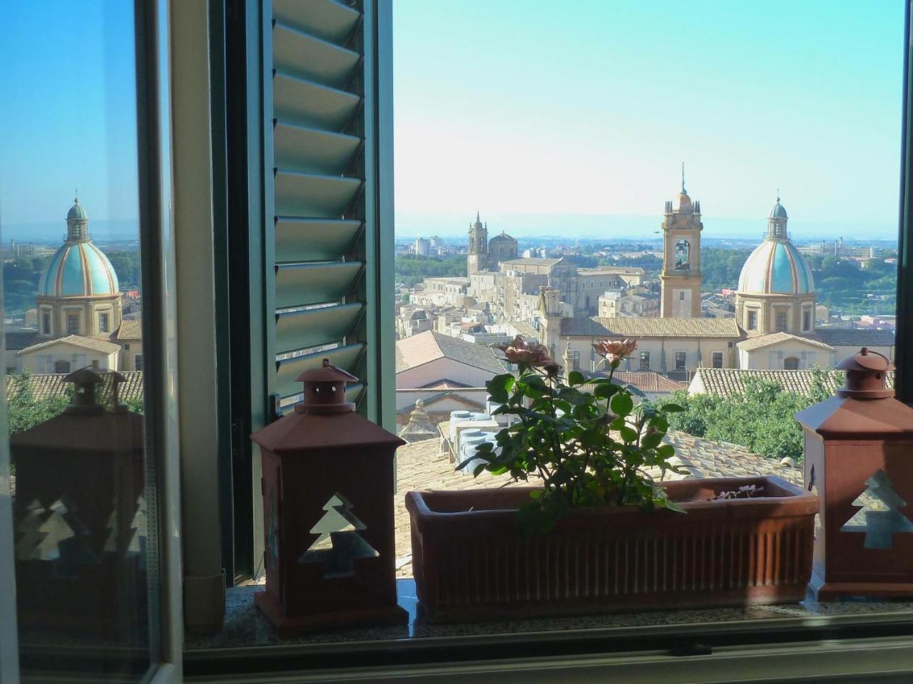 كالتاجيروني Casa Tipica Siciliana Patronale Home Bedandbreakfast Tremetrisoprailcielo Camere Con Vista, Colazione Interna In Terrazzo Panoramico المظهر الخارجي الصورة
