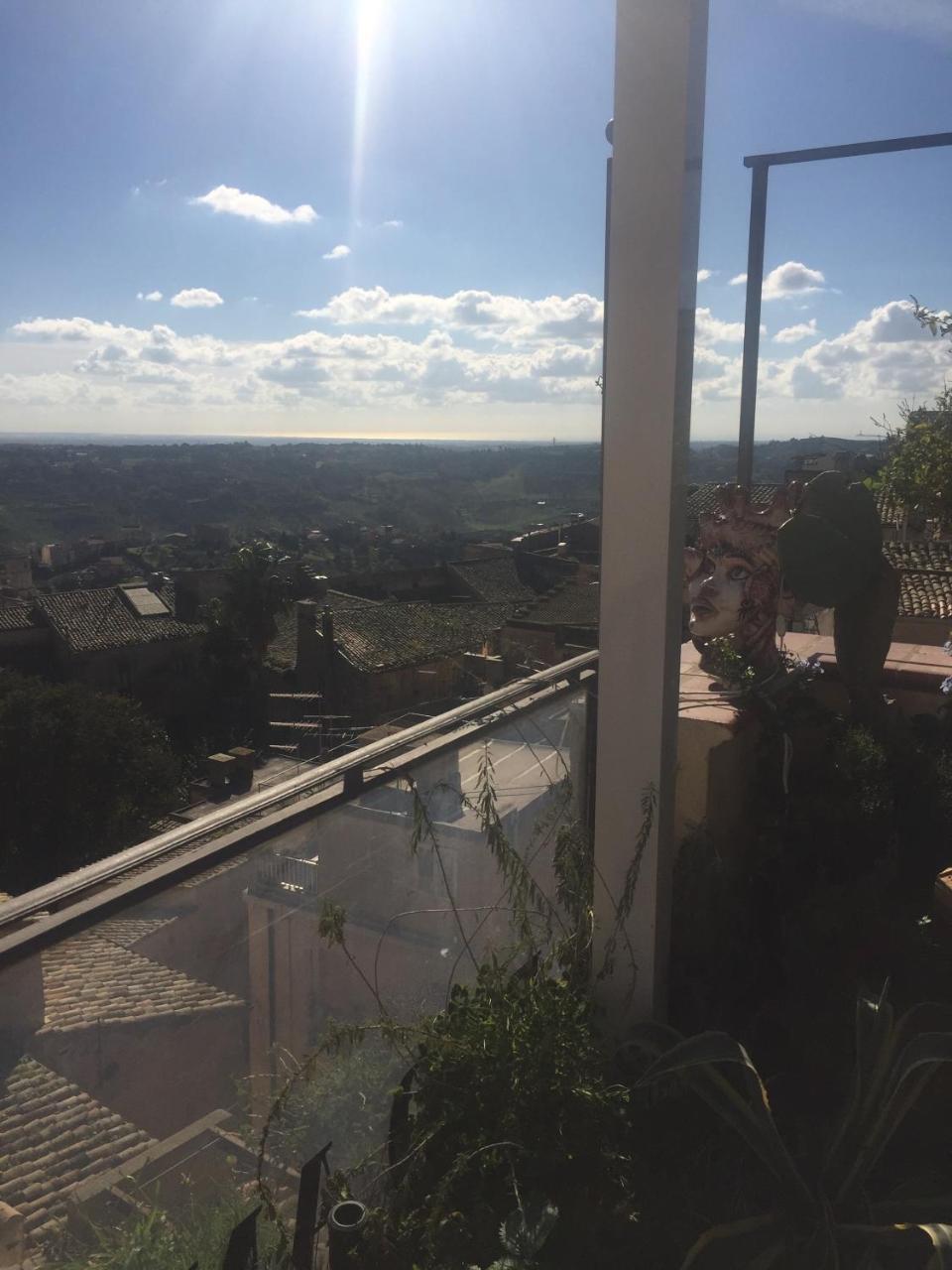 كالتاجيروني Casa Tipica Siciliana Patronale Home Bedandbreakfast Tremetrisoprailcielo Camere Con Vista, Colazione Interna In Terrazzo Panoramico المظهر الخارجي الصورة
