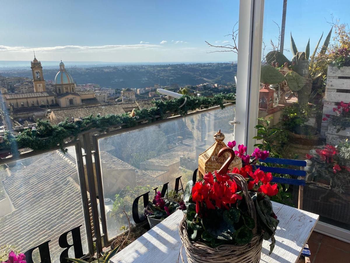 كالتاجيروني Casa Tipica Siciliana Patronale Home Bedandbreakfast Tremetrisoprailcielo Camere Con Vista, Colazione Interna In Terrazzo Panoramico المظهر الخارجي الصورة