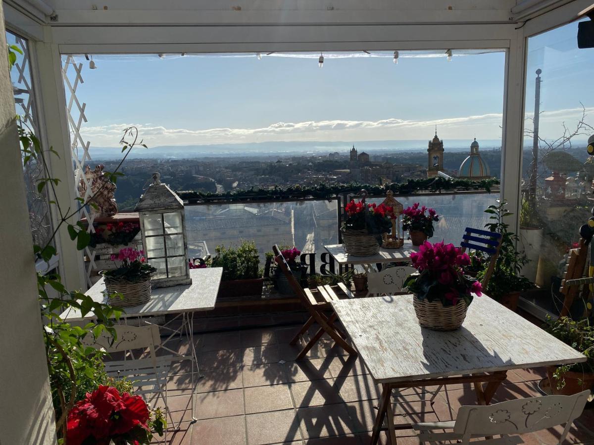 كالتاجيروني Casa Tipica Siciliana Patronale Home Bedandbreakfast Tremetrisoprailcielo Camere Con Vista, Colazione Interna In Terrazzo Panoramico المظهر الخارجي الصورة