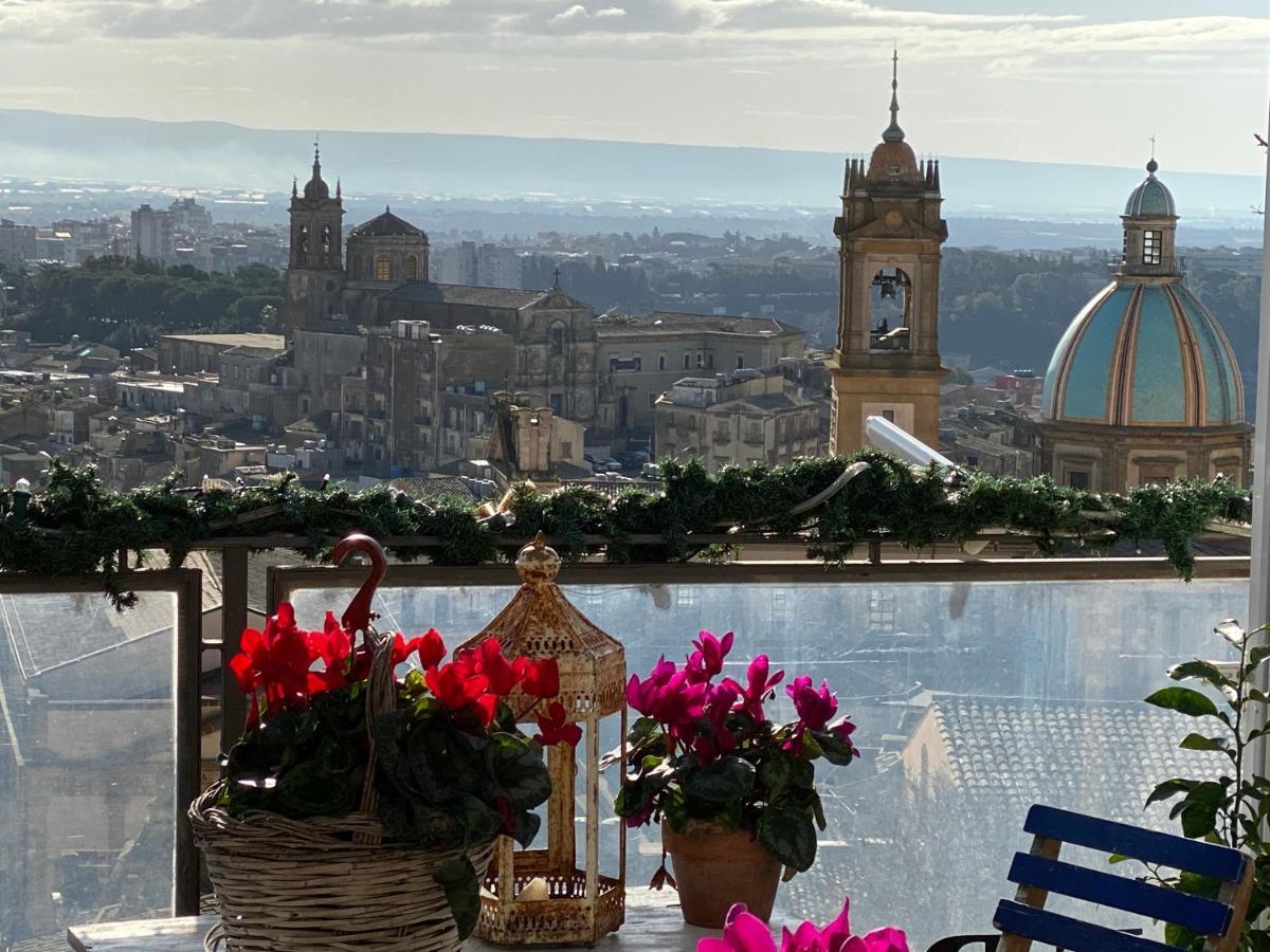 كالتاجيروني Casa Tipica Siciliana Patronale Home Bedandbreakfast Tremetrisoprailcielo Camere Con Vista, Colazione Interna In Terrazzo Panoramico المظهر الخارجي الصورة
